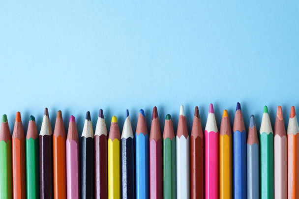 Crayons de couleur sur fond bleu, espace de copie. Retour à l'école. Couché plat, vue du dessus
 - Photo, image
