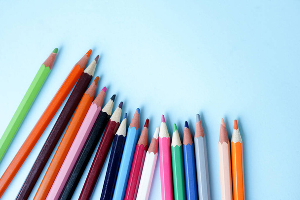 Кольорові олівці на синьому фоні крупним планом. назад до школи
 - Фото, зображення