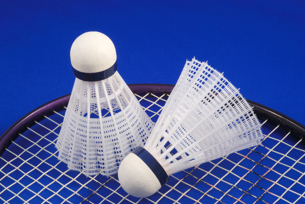 badminton shuttle en racket concepten van sporten - Foto, afbeelding