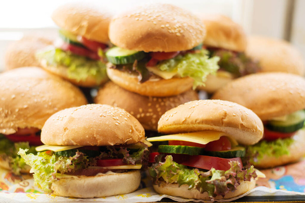 Domácí hamburgery s čerstvou zeleninou - Fotografie, Obrázek