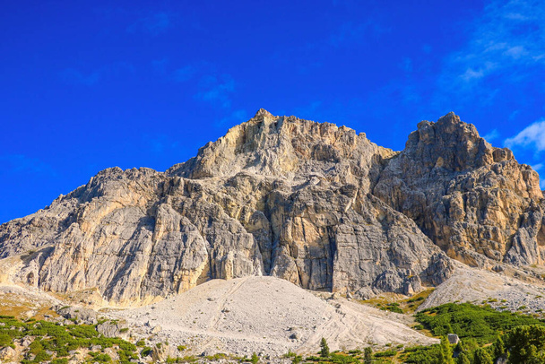 Bela paisagem de verão, fantástico passo alpino e altas montanhas, Dolomitas, Itália, Europa
 - Foto, Imagem