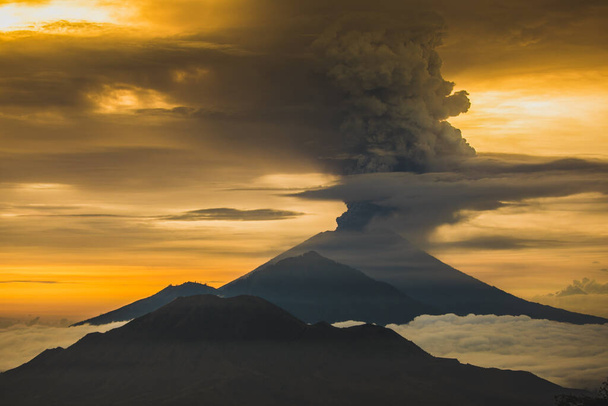 Eruption of the volcano Agung in Indonesia in the province Abang - 写真・画像