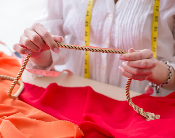 Женщина-портной работает над дизайном новых платьев - Фото, изображение