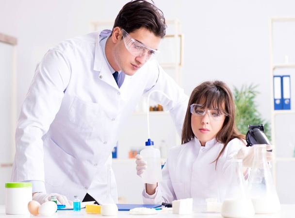 Dva laboratorní lékaři testují potravinářské výrobky - Fotografie, Obrázek