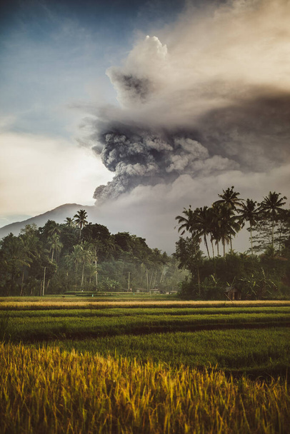 Eruption of the volcano Agung in Indonesia in the province Abang - Φωτογραφία, εικόνα