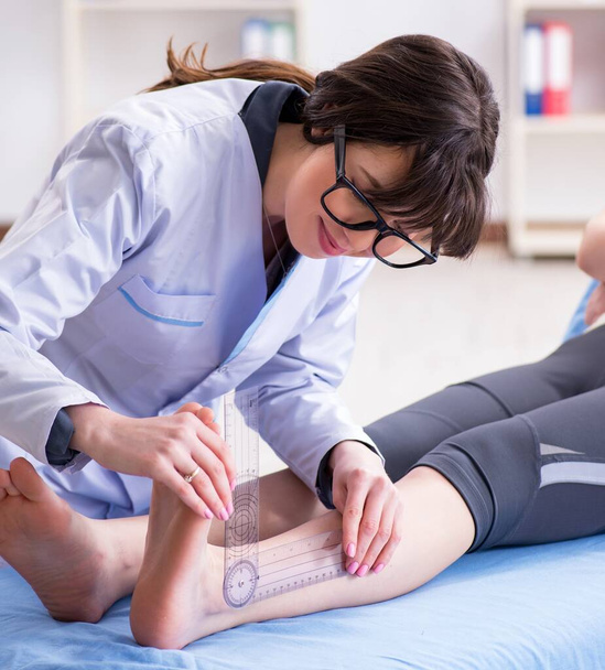 Médecin contrôlant la flexibilité articulaire avec goniomètre - Photo, image