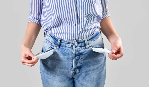 close up of woman showing empty pockets - 写真・画像