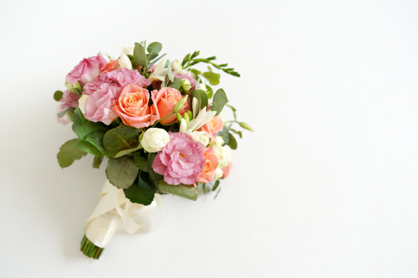 svatební kytice s květinami růže na bílém pozadí s kopírovací prostor. minimální koncept. mockup - Fotografie, Obrázek