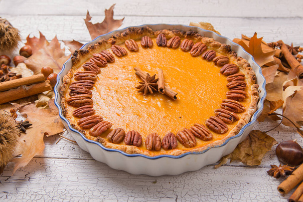 Pecan, Pumpkin, Thanksgiving Holiday Pies на сільському столі з декоративними гурманами. Краєвид - Фото, зображення