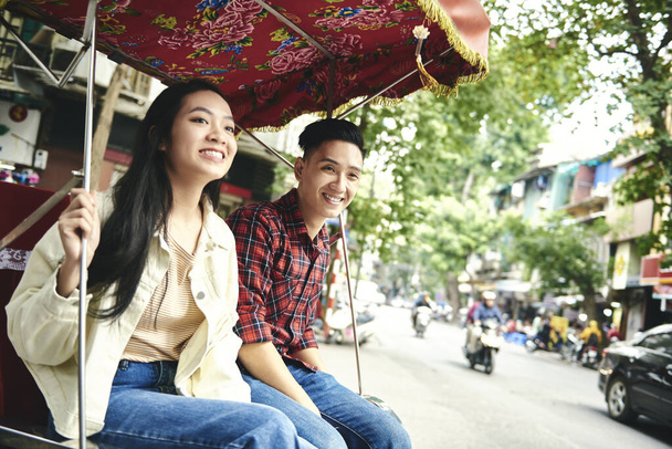 Casal viajando pelo modo de transporte vietnamita
 - Foto, Imagem