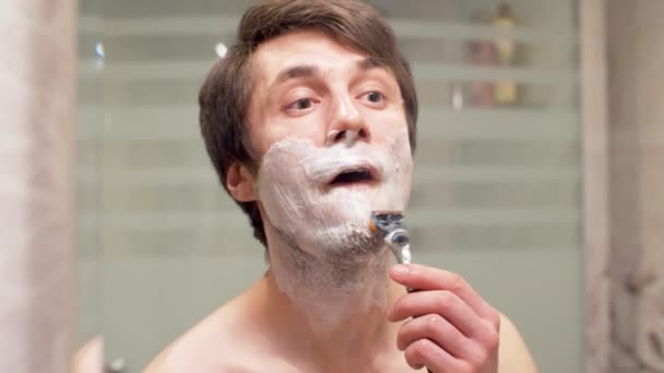 Man shaving in the bathroom - Séquence, vidéo