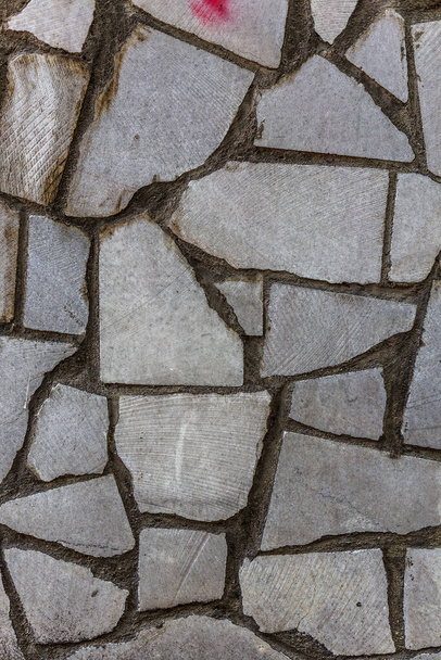 Kamienna ściana połączona z cementową ścianą. Rysunek szary nowoczesny design styl dekoracyjny nierównomierne pękanie prawdziwy marmur kamienna powierzchnia ściany z cementu - Zdjęcie, obraz