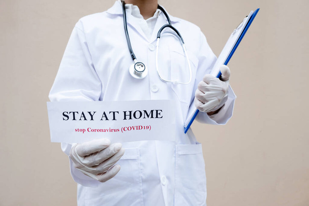 Doktor drží zprávu, zůstat doma, zastavit koronavirus, covid-19. - Fotografie, Obrázek