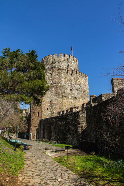 Ściany ochronne i wieże zamku Roumeli Hissar w Stambule. Turcja - Zdjęcie, obraz