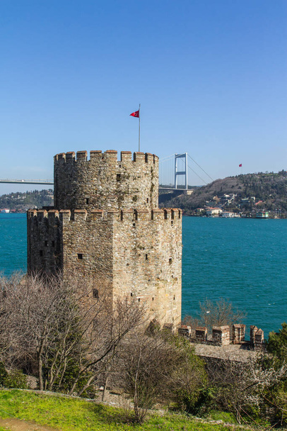 Murallas protectoras y torres del Castillo Roumeli Hissar en Estambul. Turquía
 - Foto, imagen