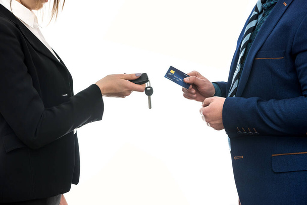 acheter ou louer une voiture. hommes d'affaires isolés sur blanc tenant carte de crédit et clés. - Photo, image