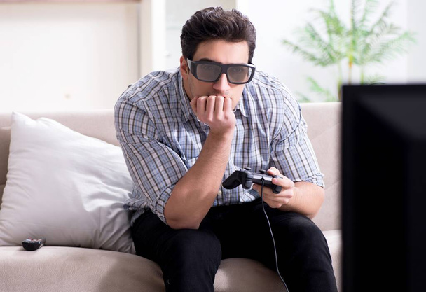 Man speelt 3D-games thuis - Foto, afbeelding