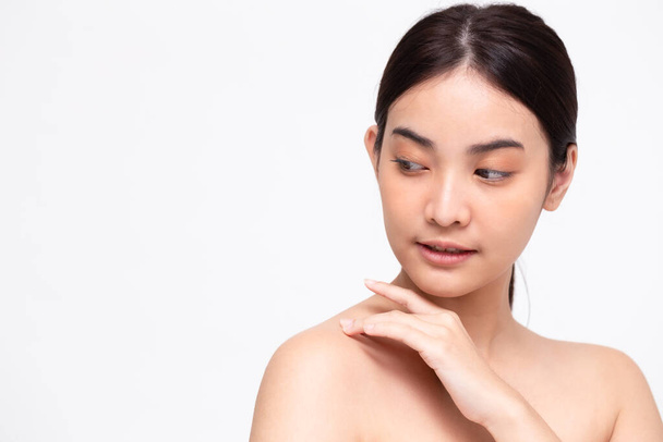 Retrato de belleza Mujer asiática clara piel perfecta sana aislada sobre fondo blanco. Clínica de belleza tratamiento facial concepto cuidado de la piel
 - Foto, imagen