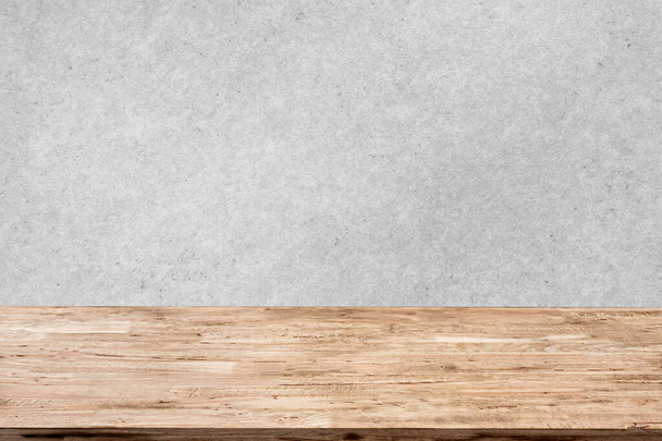 jasny brązowy stół drewniany izolowany na szarym tle ściany betonowej - Zdjęcie, obraz