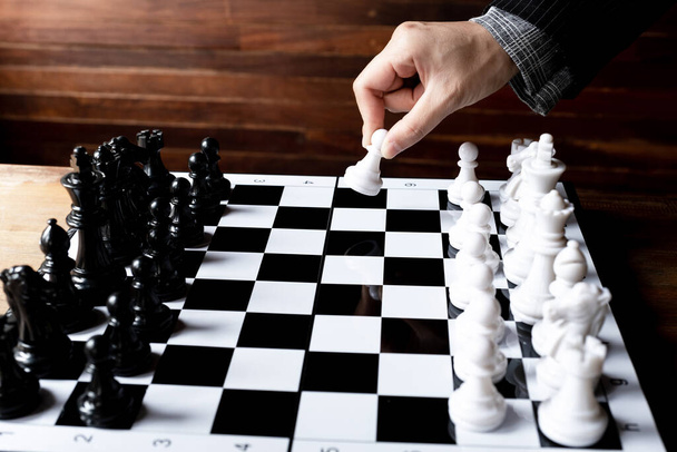 Geschäftsfrauen spielen Schach an Bord mit weißem Hintergrund, fordern die Planung der Geschäftsstrategie zum Erfolgskonzept heraus. - Foto, Bild