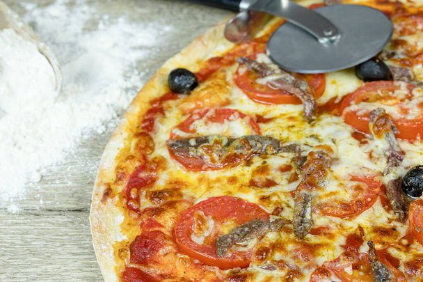 Neapolitan pizza (anchovy pizza, tomato and olives) - Foto, immagini