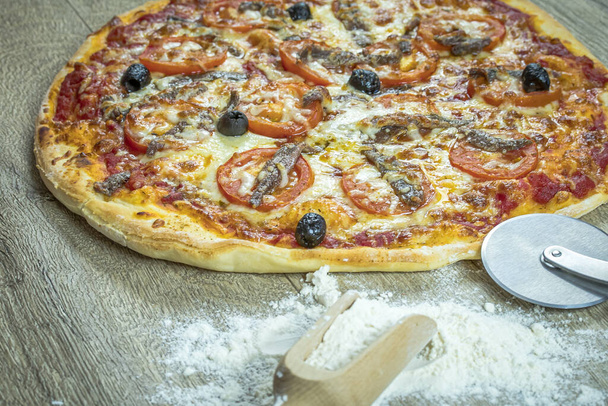 Neapolitan pizza (anchovy pizza, tomato and olives) - Fotoğraf, Görsel