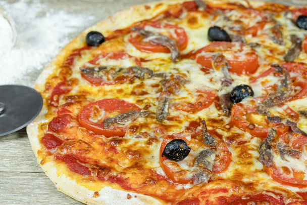 Neapolitan pizza (anchovy pizza, tomato and olives) - Foto, immagini