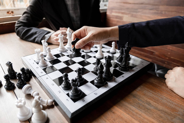 ビジネス女性は白い背景を持つボード上のチェスをプレイ,成功の概念へのビジネス戦略を計画する課題. - 写真・画像