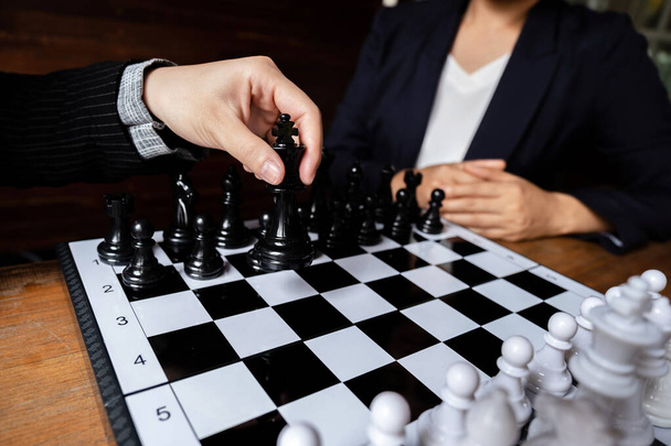 Les femmes d'affaires jouent aux échecs sur l'échiquier avec fond blanc, défis de planification stratégie d'entreprise au concept de succès
. - Photo, image