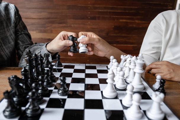 Деловые женщины играют в шахматы на белом фоне, бросают вызов планированию бизнес-стратегии на пути к успеху
. - Фото, изображение