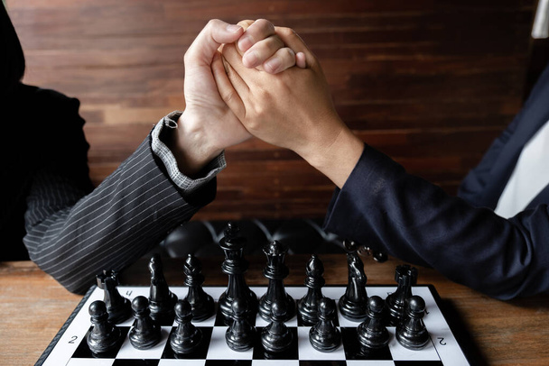 Zakelijke vrouwen en schaken met een houten achtergrond, uitdagingen bij het plannen van business strategy to success concept. - Foto, afbeelding