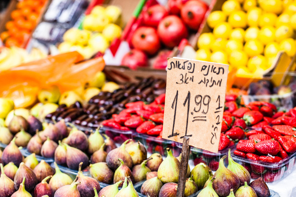 Fruits and vegetables at a farmers market - Foto, Imagem