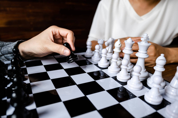 Mulheres de negócios jogar xadrez a bordo com fundo branco, desafios de planejamento de estratégia de negócios para o conceito de sucesso
. - Foto, Imagem