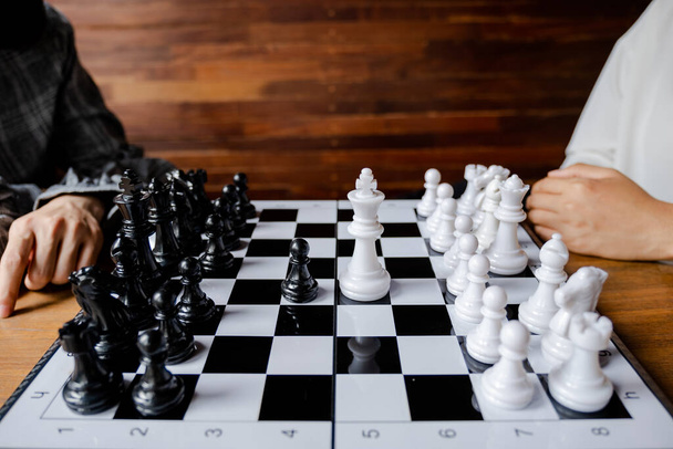 Zakelijke vrouwen spelen schaken aan boord met een witte achtergrond, uitdagingen planning business strategie om succes concept. - Foto, afbeelding