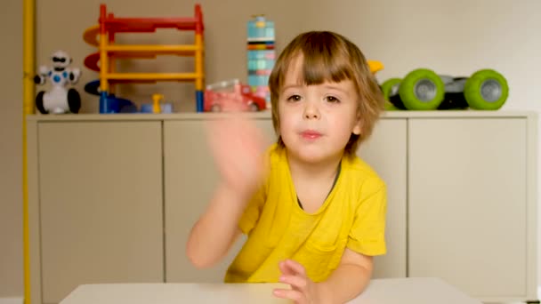 Sevimli çocuk kameraya el salladı - Video, Çekim