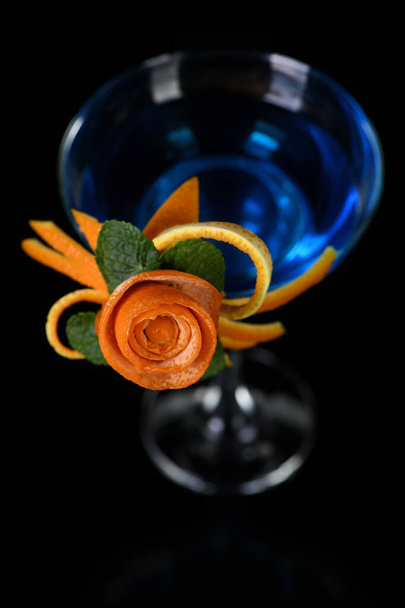 Art en orange- sculpture de fruits. Comment faire à la conception de garniture d'agrumes pour une boisson.  - Photo, image