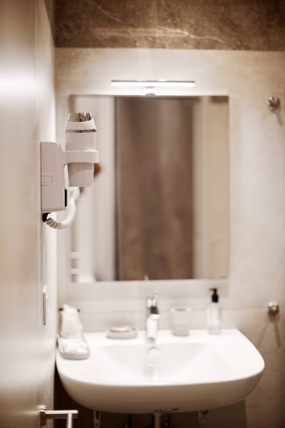 Beyaz seramik lavabo, parlak metal musluk. Hafif bir banyonun modern tasarımı - Fotoğraf, Görsel