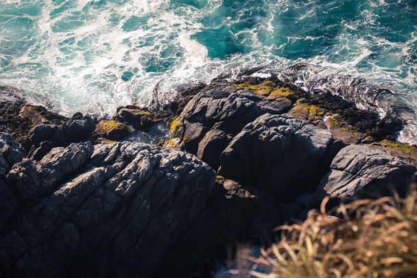 Toller Blick auf die Klippen und Wellen des Pazifischen Ozeans in der Nähe von Vina del Mar, Chile - Foto, Bild