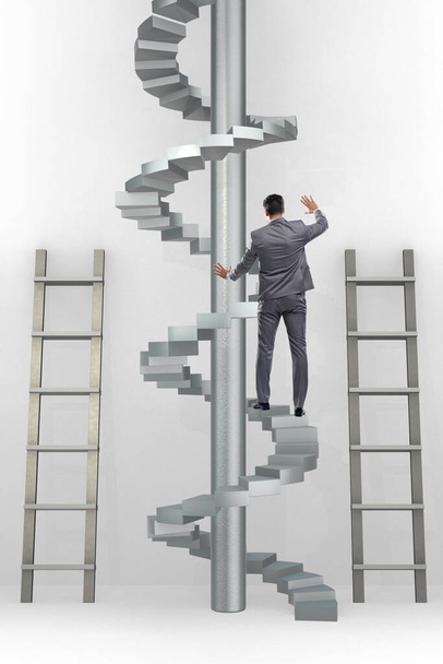 Η έννοια της εξέλιξης της σταδιοδρομίας με σκάλες και σκάλα - Φωτογραφία, εικόνα