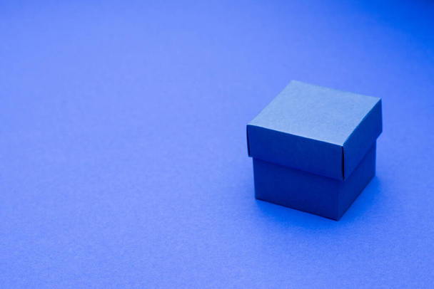 scatola blu su sfondo blu classico, spazio copia
 - Foto, immagini