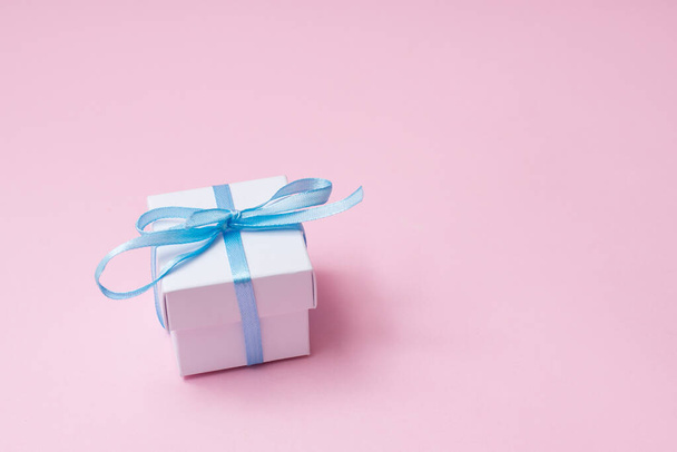 white gift box on pink background, copy space. greeting card - 写真・画像