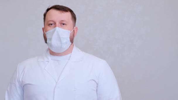 Doctor coughs in a protective mask infected with a virus or coronavirus. - Záběry, video