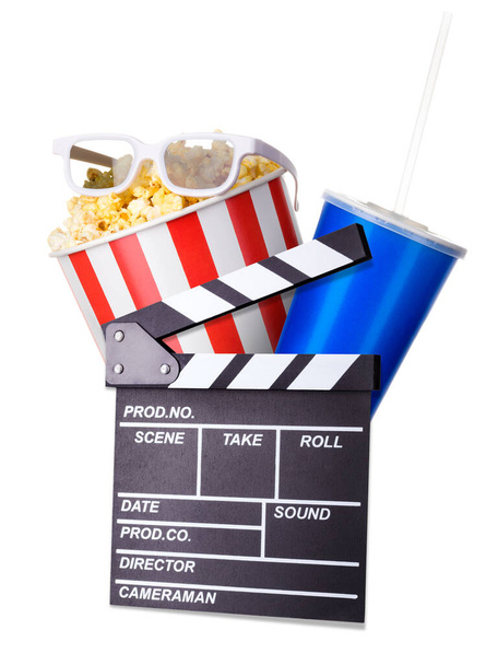 Fliegendes Popcorn und Filmklappbrett isoliert auf schwarzem Hintergrund, Konzept des Fernsehens oder Kinos. - Foto, Bild