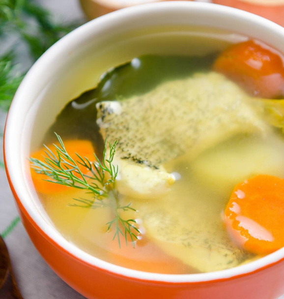 A sopa de peixe servida na mesa em prato
 - Foto, Imagem