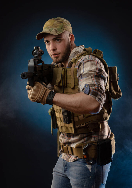 Ein Militärangehöriger in kugelsicherer Weste mit automatischem Gewehr - Foto, Bild