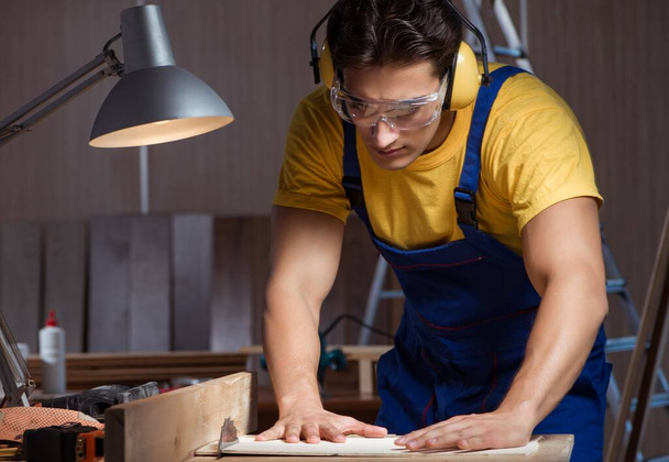 Arbeiter in Reparaturwerkstatt in Holzbearbeitungskonzept - Foto, Bild