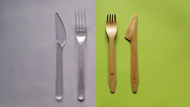 コントラストプラスチックと竹の木製のフォークとナイフ。環境に優しい使い捨て刃物 - 写真・画像
