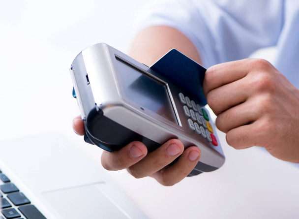 Homme traitant la transaction par carte de crédit avec terminal POS - Photo, image
