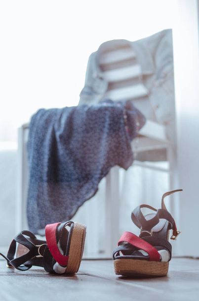 Κοριτσίστικη ποδιά για ραντεβού: μπλε σανδάλια, κοντό φόρεμα και τζιν σακάκι - Φωτογραφία, εικόνα