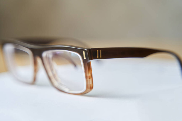 Marco de gafas marrón de moda. Gafas para miopía
.  - Foto, Imagen